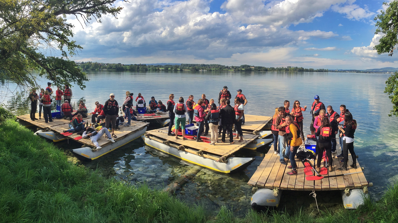 Leichter, schneller, wendiger: Das sind die Stichworte, welche uns auf den neuen Katamaran-Flossen begleiten. Ab sofort macht ein Flossbau-Event – und vor allem die anschliessende Fahrt – noch viel mehr Spass! Hier kommt Ihr Team auch richtig vom Fleck und kann etwas bewegen. Gemeinsam auf zu neuen Ufern!