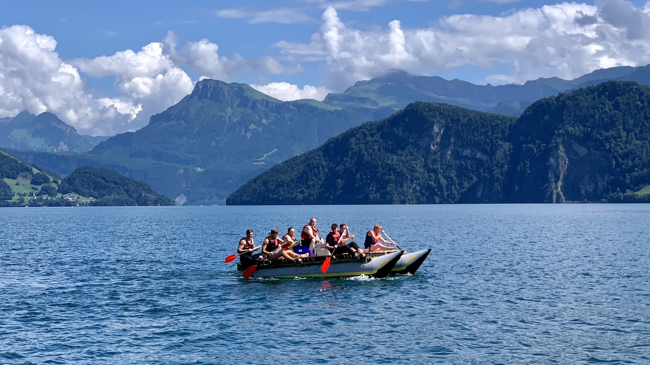 Flossbau Teambuilding-Event Leichter, schneller, wendiger: Das sind die Stichworte, welche uns auf den neuen Katamaran-Flossen begleiten. Ab sofort macht ein Flossbau-Event – und vor allem die anschliessende Fahrt – noch viel mehr Spass! Hier kommt Ihr Team auch richtig vom Fleck und kann etwas bewegen. Gemeinsam auf zu neuen Ufern!