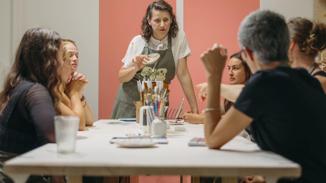 Tauchen Sie ein in eine kreative Teamerfahrung, bei der Sie und Ihre Kolleg:innen Ihre eigenen Keramikstücke gestalten und bemalen können. Mit lebendigen Glasuren und vorab abgestimmten Themen schaffen Sie gemeinsam einzigartige Tassen, Vasen, Schalen oder andere funktionale Kunstwerke, die Ihr Büro schmücken. Ob einheitliche Kaffeetassen für die Büroküche oder individuell gestaltete Behälter für den Schreibtisch – Ihrer Kreativität sind keine Grenzen gesetzt.