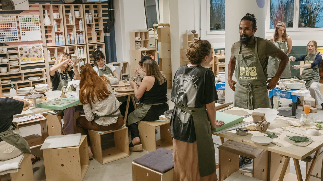 Tauchen Sie ein in eine kreative Teamerfahrung, bei der Sie und Ihre Kolleg:innen Ihre eigenen Keramikstücke gestalten und bemalen können. Mit lebendigen Glasuren und vorab abgestimmten Themen schaffen Sie gemeinsam einzigartige Tassen, Vasen, Schalen oder andere funktionale Kunstwerke, die Ihr Büro schmücken. Ob einheitliche Kaffeetassen für die Büroküche oder individuell gestaltete Behälter für den Schreibtisch – Ihrer Kreativität sind keine Grenzen gesetzt.