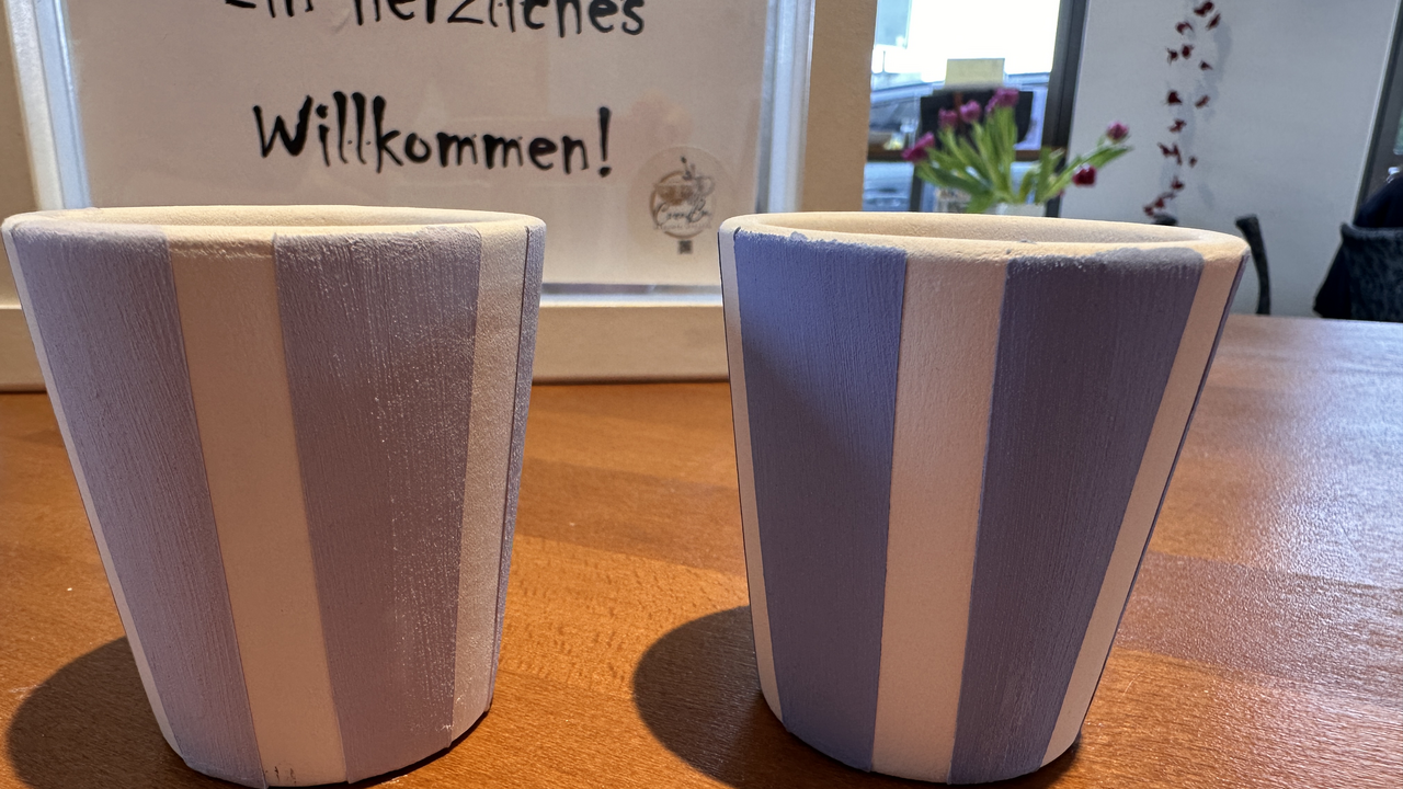 Planst Du einen Firmenanlass und möchtest deinen Kunden, Gästen, sowie Mitarbeitenden etwas Besonderes bieten? Mit uns bringst du Kreativität direkt an deinen Anlass. Wir sind bei dir vor Ort und gestalten einen einladenden Kreativ-Stand, an dem Deine Gäste während des Anlasses eine entspannte, kreative Auszeit geniessen können. Unter fachkundiger Anleitung bemalen die Teilnehmenden einen Keramikgegenstand ihrer Wahl – ein persönliches Erinnerungsstück, das bleibt.