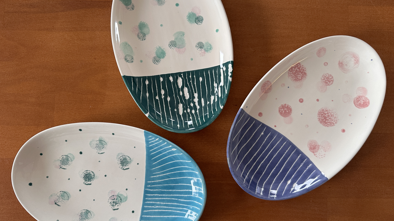 Planst Du einen Firmenanlass und möchtest deinen Kunden, Gästen, sowie Mitarbeitenden etwas Besonderes bieten? Mit uns bringst du Kreativität direkt an deinen Anlass. Wir sind bei dir vor Ort und gestalten einen einladenden Kreativ-Stand, an dem Deine Gäste während des Anlasses eine entspannte, kreative Auszeit geniessen können. Unter fachkundiger Anleitung bemalen die Teilnehmenden einen Keramikgegenstand ihrer Wahl – ein persönliches Erinnerungsstück, das bleibt.