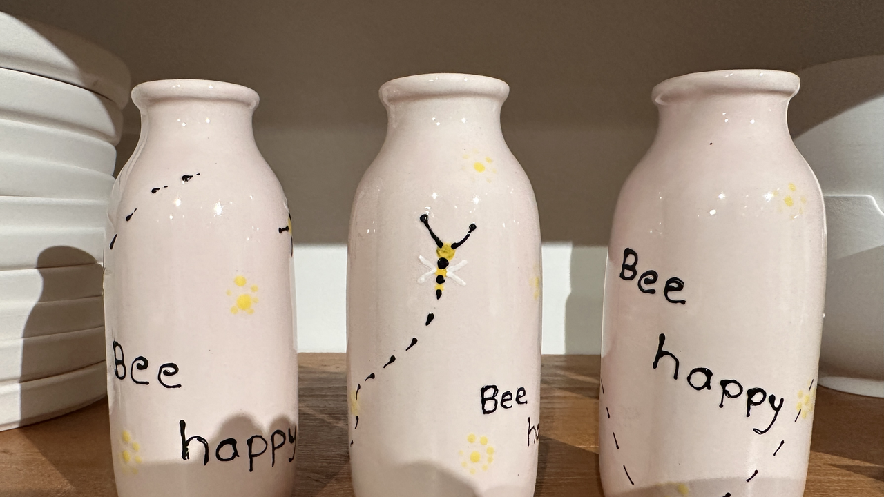 Planst Du einen Firmenanlass und möchtest deinen Kunden, Gästen, sowie Mitarbeitenden etwas Besonderes bieten? Mit uns bringst du Kreativität direkt an deinen Anlass. Wir sind bei dir vor Ort und gestalten einen einladenden Kreativ-Stand, an dem Deine Gäste während des Anlasses eine entspannte, kreative Auszeit geniessen können. Unter fachkundiger Anleitung bemalen die Teilnehmenden einen Keramikgegenstand ihrer Wahl – ein persönliches Erinnerungsstück, das bleibt.