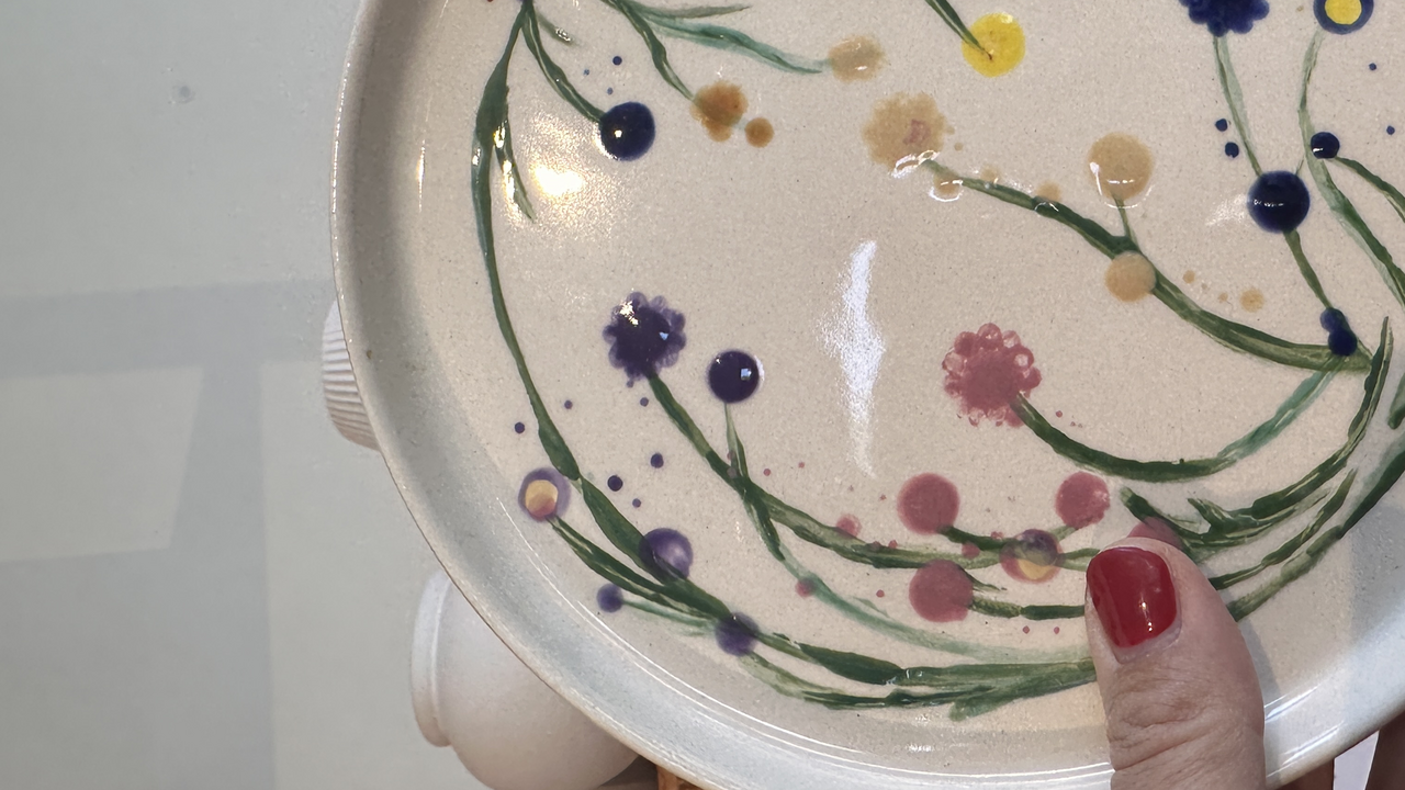 Planst Du einen Firmenanlass und möchtest deinen Kunden, Gästen, sowie Mitarbeitenden etwas Besonderes bieten? Mit uns bringst du Kreativität direkt an deinen Anlass. Wir sind bei dir vor Ort und gestalten einen einladenden Kreativ-Stand, an dem Deine Gäste während des Anlasses eine entspannte, kreative Auszeit geniessen können. Unter fachkundiger Anleitung bemalen die Teilnehmenden einen Keramikgegenstand ihrer Wahl – ein persönliches Erinnerungsstück, das bleibt.