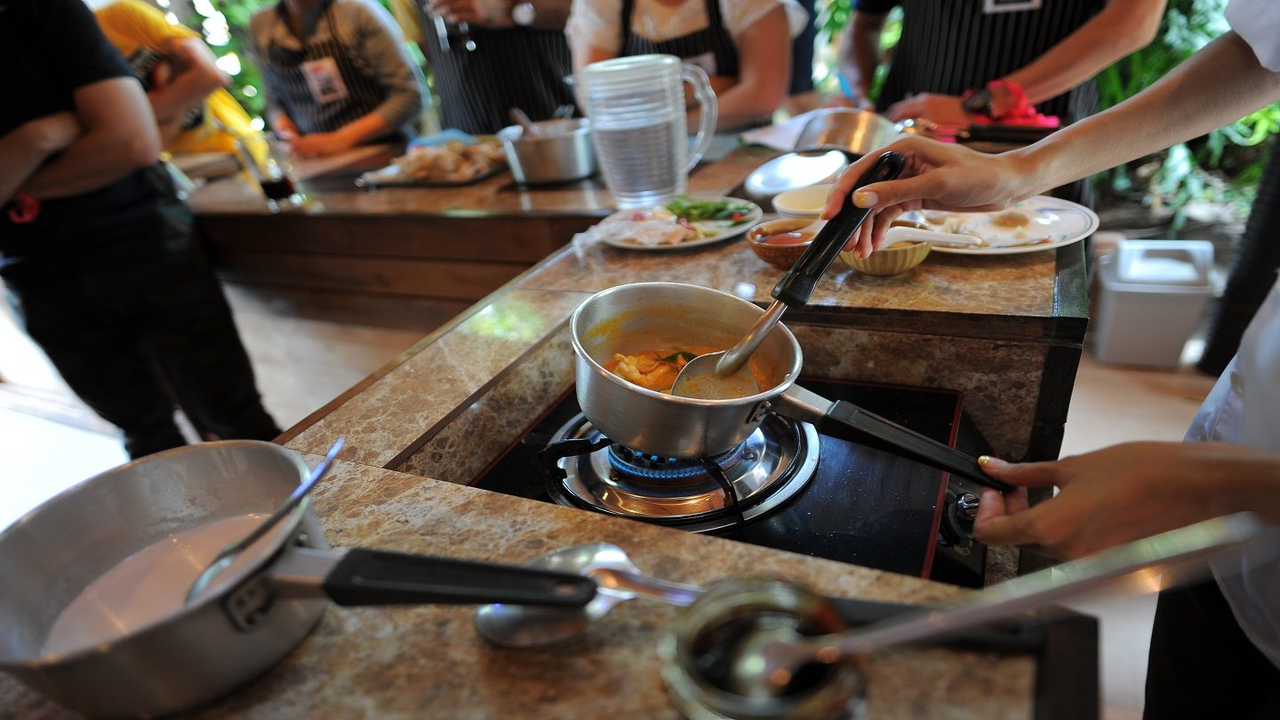 Kochduell – Das Team Battle Eine Kitchen Battle - der kulinarische Teamevent in der Küche. Sie haben ca. zwei Stunden Zeit um unter fachkundiger Anleitung in den Gruppen eifrig um den Sieg zu kochen. Es wird flambiert, abgelöscht und gekocht, was die Pfannen halten. Bereits während dem Kochen werden Punkte für das Mise en place und die Zubereitung vergeben, und schliesslich bewertet die fachkundige Jury den Geschmack der Speisen, die Sie gemeinsam hingezaubert haben. Am Ende des Kochabenteuers erwarten Sie der gemeinsame Genuss Ihres Drei-Gänge-Menus und schliesslich die Rangverkündigung, auf Wunsch mit einer Preisverleihung. Welches Team trägt den Kochsieg davon?
