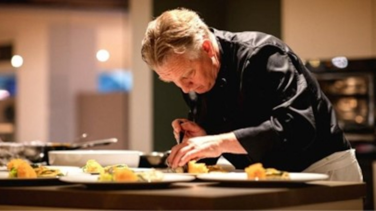Catering für Ihr Event Kulinarische Köstlichkeiten für einen geselligen Abend unter Freunden, ein romantisches CandleLight-Dinner nur zu zweit oder ein Gala-Festmahl zum Jubiläum. Mit dem persönlichen Koch sorgen Sie für einen unverwechselbaren Abend, an den Sie sich noch lange erinnern werden. Lassen Sie sich einfach von unserer Küche inspirieren und geniessen Sie in entspannter heimischer Atmosphäre Haute Cuisine mit Leidenschaft und Herz. Dabei können Sie sicher sein, dass wir uns um alles Notwendige sorgen, damit Sie sich um das einzig Wichtige kümmern können: ihre Gäste.