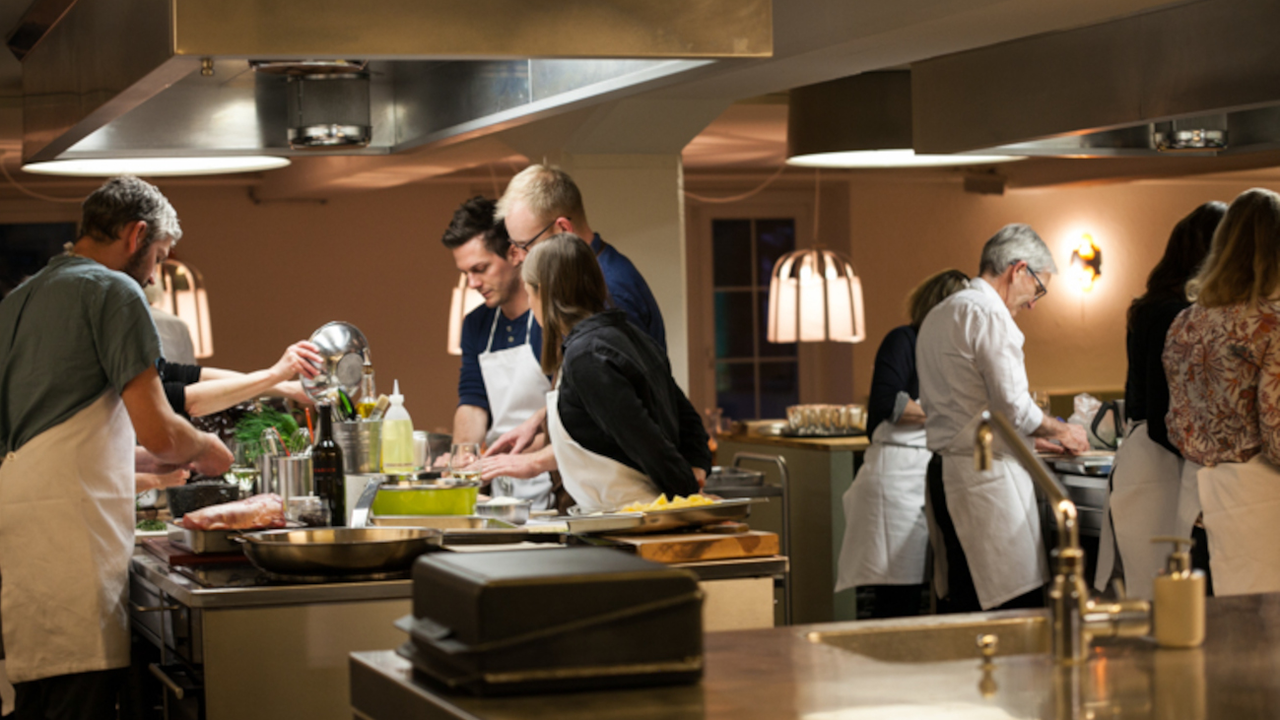 Teamkochen in Aarau Sei es die Kick-off Veranstaltung eines neuen Projektteams oder eine ungewohnte Form des Weihnachtsessens: Kochend lernen sich Kolleginnen und Kollegen neu kennen und ein Miteinander entsteht.