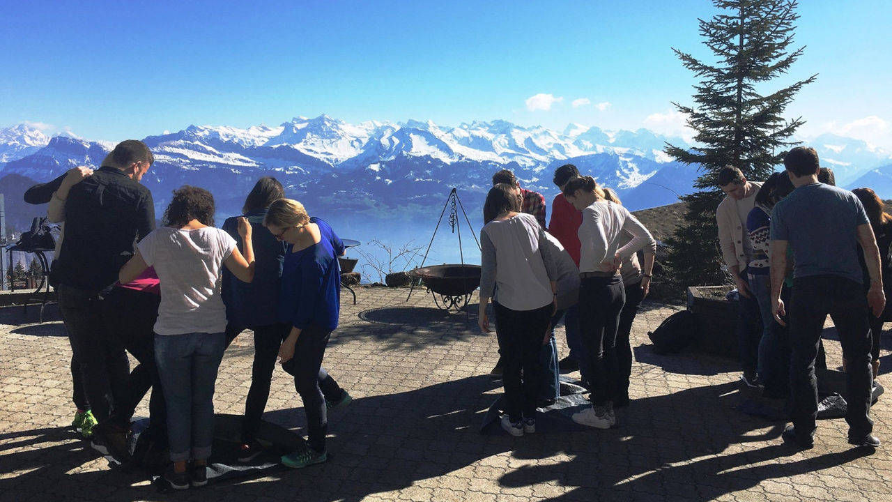 Die Mission für lautet, in Teams aufgeteilt ein nicht alltägliches Fondue zuzubereiten. Zunächst müssen sich Ihre Teams jedoch die Esswaren bei spannenden Team-Spielen, wie Blasrohr schiessen, an der Team-Schleuder und beim Team-Ski verdienen.