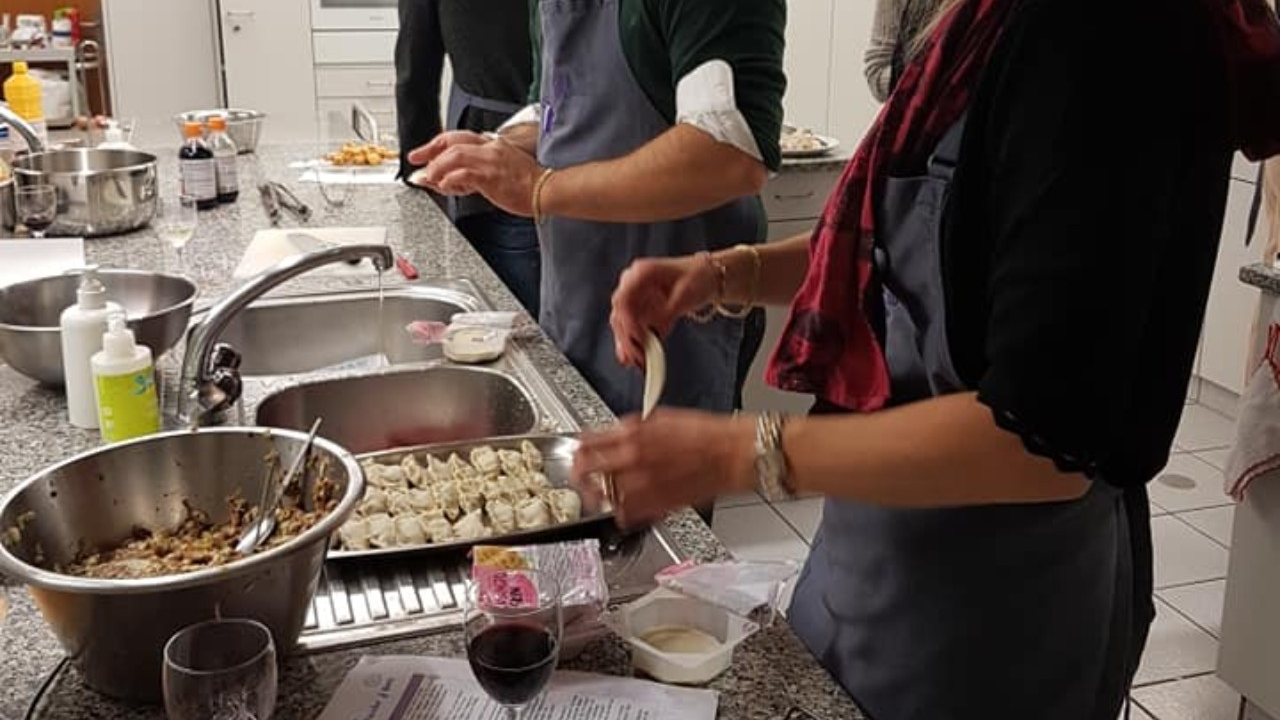 Teamkochen Japanisch Im Team wird gekocht, gelacht, getrunken und japanische Leckereien gegessen. Ein Kochkurs für das ganze Team. Die japanische Küche unterscheidet sich deutlich von anderen asiatischen Küchen und bietet eine Vielfalt unterschiedlicher köstlicher Gerichte. Der Kochkurs ist in Bern, Biel, oder Müntschemier möglich.
