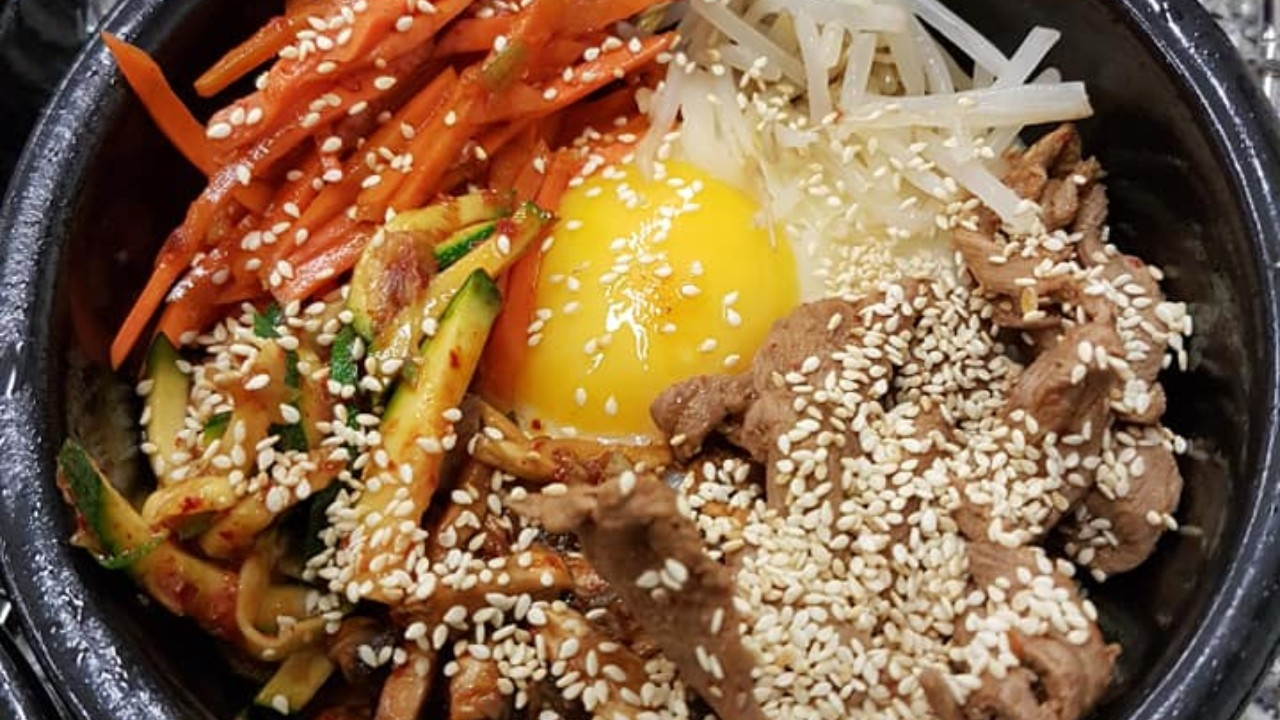 Teamkochen Koreanisch Im Team wird gekocht, gelacht, getrunken und koreanische Leckereien gegessen. Ein Kochkurs für das ganze Team. Die koreanische Küche unterscheidet sich deutlich von anderen asiatischen Küchen und bietet eine Vielfalt unterschiedlicher köstlicher Gerichte. Der Kochkurs ist in Bern, Biel, oder Müntschemier möglich.