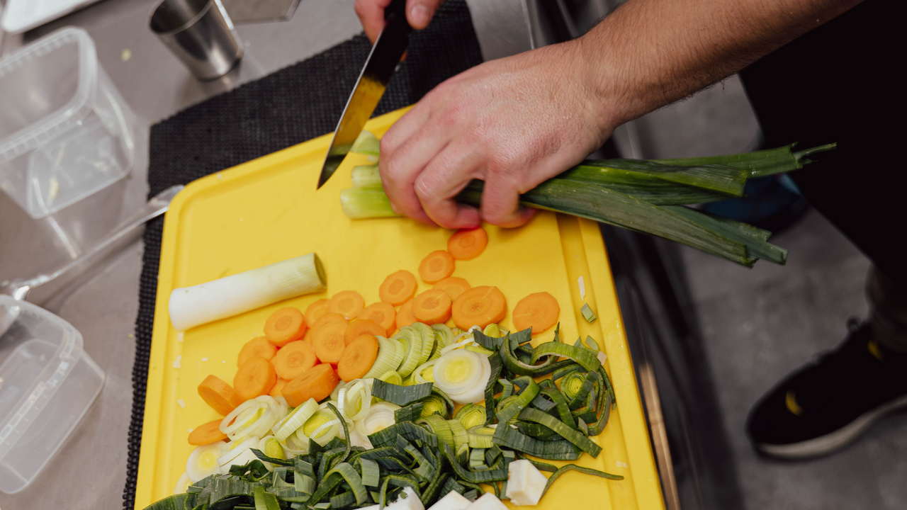 Ob Firma, Verein oder private Gruppe – bei unseren Teamevents dreht sich alles um gemeinsames Genießen. Ihr entscheidet, was gekocht wird und wie euer Event aussehen soll. Vom lockeren Kochabend bis zu anspruchsvollen Menüs ist alles möglich. Auf Wunsch ergänzen wir euer Erlebnis mit einem Wine Tasting oder Barkurs. Ideal für Gruppen von 6 bis 30 Personen. Für alle, die das Kochen lieber uns überlassen und den Abend genießen möchten, ist die Kitchen Party die ideale Alternative.