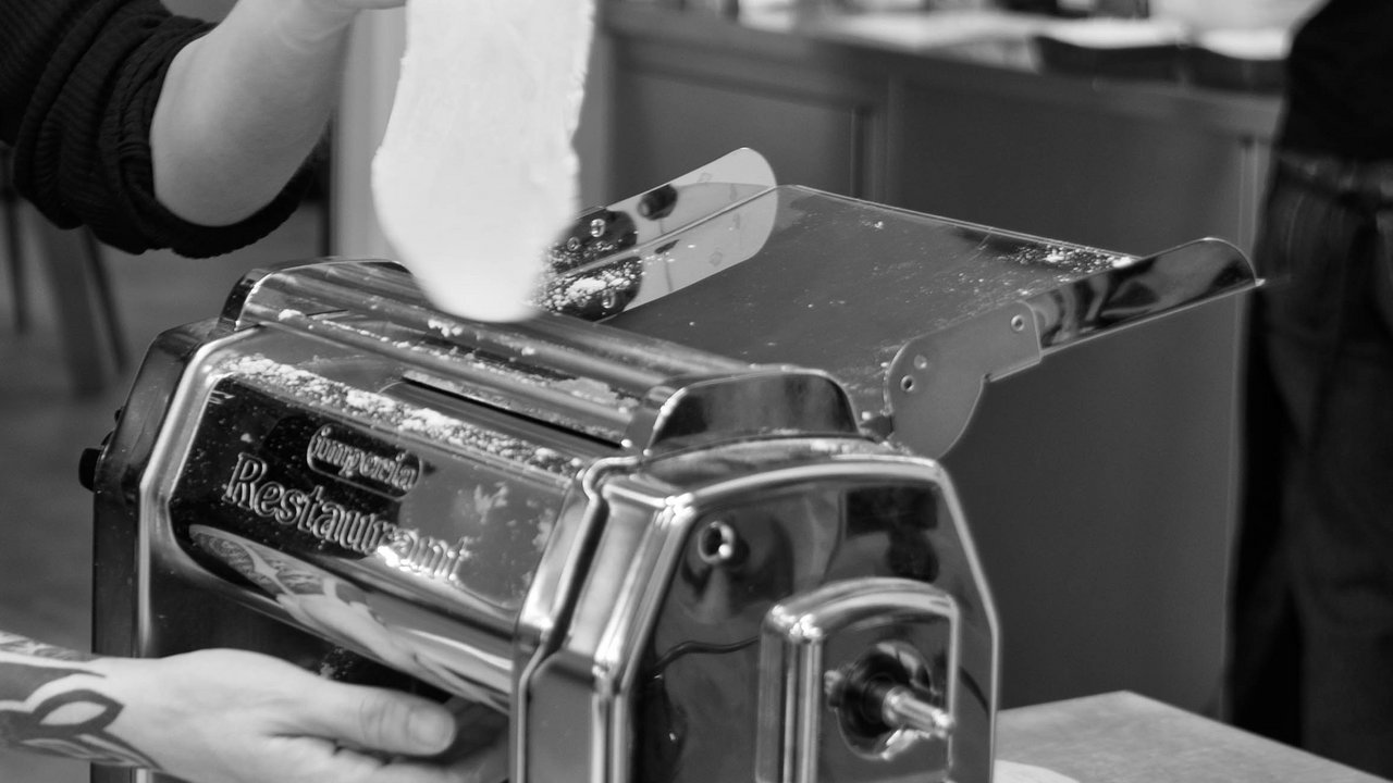 Ob Firma, Verein oder private Gruppe – bei unseren Teamevents dreht sich alles um gemeinsames Genießen. Ihr entscheidet, was gekocht wird und wie euer Event aussehen soll. Vom lockeren Kochabend bis zu anspruchsvollen Menüs ist alles möglich. Auf Wunsch ergänzen wir euer Erlebnis mit einem Wine Tasting oder Barkurs. Ideal für Gruppen von 6 bis 30 Personen. Für alle, die das Kochen lieber uns überlassen und den Abend genießen möchten, ist die Kitchen Party die ideale Alternative.