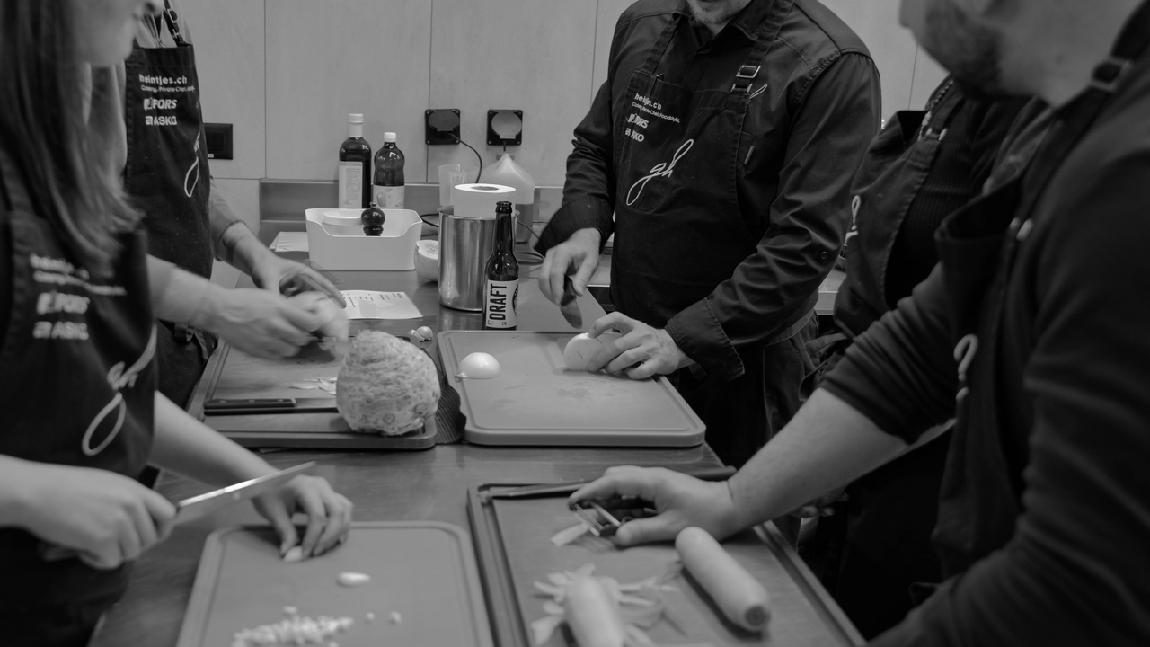 Für Firmen, Vereine und andere Interessierte bieten wir Team Events an, bei welchen Ihr mit uns kocht. Dabei entscheidet Ihr was und wie viel Ihr machen möchtet. Ob Ihr ein Wine—Tasting oder einen Barkurs zusätzlich haben möchtet. Eurer Vorstellung sind keine Grenzen gesetzt.