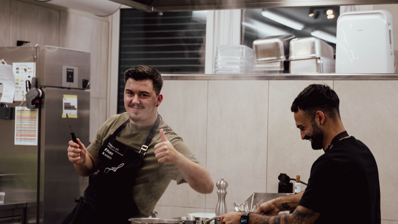 Ob Firma, Verein oder private Gruppe – bei unseren Teamevents dreht sich alles um gemeinsames Genießen. Ihr entscheidet, was gekocht wird und wie euer Event aussehen soll. Vom lockeren Kochabend bis zu anspruchsvollen Menüs ist alles möglich. Auf Wunsch ergänzen wir euer Erlebnis mit einem Wine Tasting oder Barkurs. Ideal für Gruppen von 6 bis 30 Personen. Für alle, die das Kochen lieber uns überlassen und den Abend genießen möchten, ist die Kitchen Party die ideale Alternative.