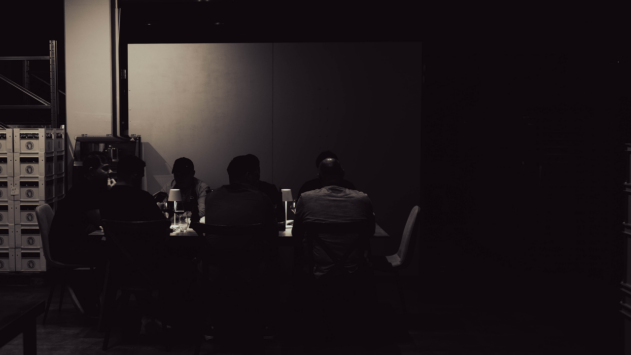 Ob Firma, Verein oder private Gruppe – bei unseren Teamevents dreht sich alles um gemeinsames Genießen. Ihr entscheidet, was gekocht wird und wie euer Event aussehen soll. Vom lockeren Kochabend bis zu anspruchsvollen Menüs ist alles möglich. Auf Wunsch ergänzen wir euer Erlebnis mit einem Wine Tasting oder Barkurs. Ideal für Gruppen von 6 bis 30 Personen. Für alle, die das Kochen lieber uns überlassen und den Abend genießen möchten, ist die Kitchen Party die ideale Alternative.