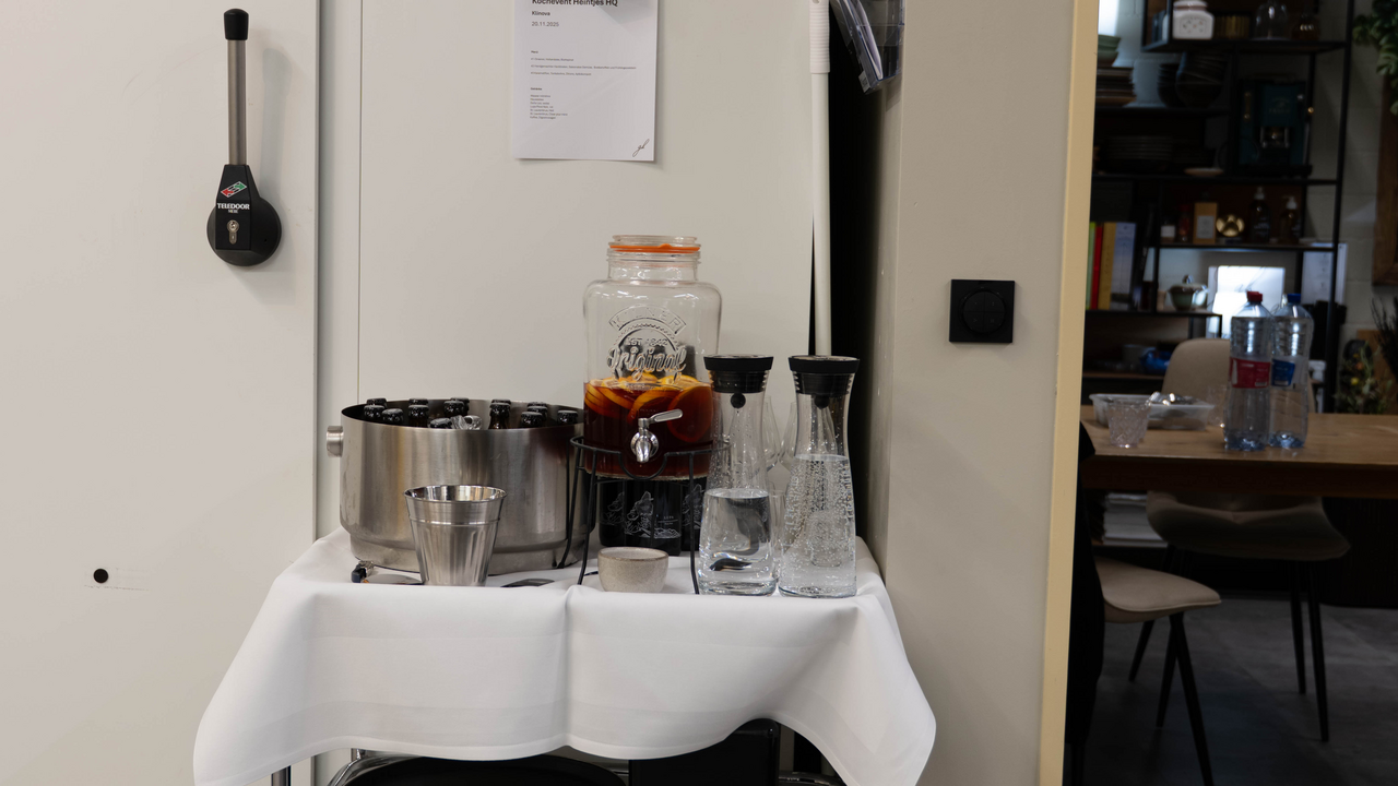 Ob Firma, Verein oder private Gruppe – bei unseren Teamevents dreht sich alles um gemeinsames Genießen. Ihr entscheidet, was gekocht wird und wie euer Event aussehen soll. Vom lockeren Kochabend bis zu anspruchsvollen Menüs ist alles möglich. Auf Wunsch ergänzen wir euer Erlebnis mit einem Wine Tasting oder Barkurs. Ideal für Gruppen von 6 bis 30 Personen. Für alle, die das Kochen lieber uns überlassen und den Abend genießen möchten, ist die Kitchen Party die ideale Alternative.