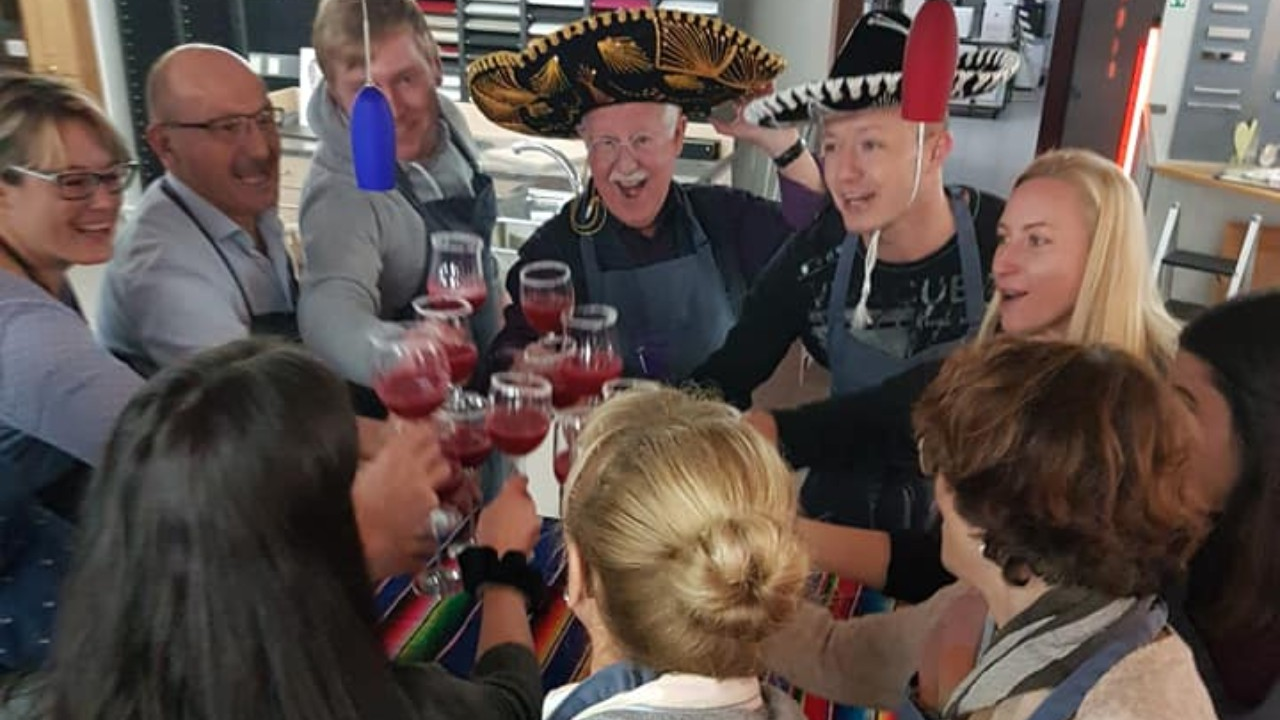 Kochen Teamevent Bern Stelle Sie Ihren eigenen Kochkurs ganz nach Ihren Wünschen zusammen. Ganz egal ob mit deinem Arbeitsteam, Verein, Familie oder sonst einer Gruppe. Sie entscheiden ob Mexikanisch, Peruanisch, Koreanisch oder Japanisch Gerichte gekocht werden. Der Kochkurs ist in Bern, Biel, oder Müntschemier möglich.
