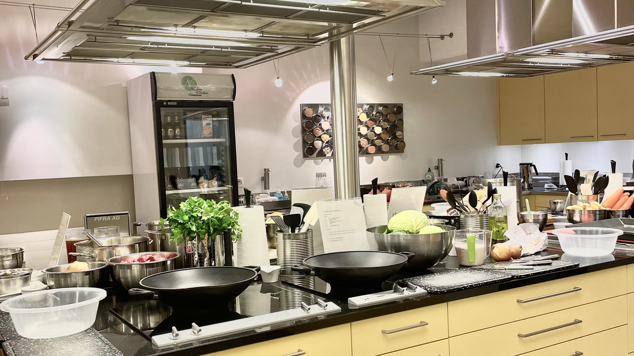 Kochevent in Basel: Teambildung mit kulinarischer Erfolgsgarantie. "Wir werden gemeinsam alle Speisen von Grund auf frisch zubereiten und mit natürlichen Zutaten aus Wald und Wiese ergänzen. Die Rezepte sind einfach, verständlich und auch für Ihre Küche zuhause geeignet."