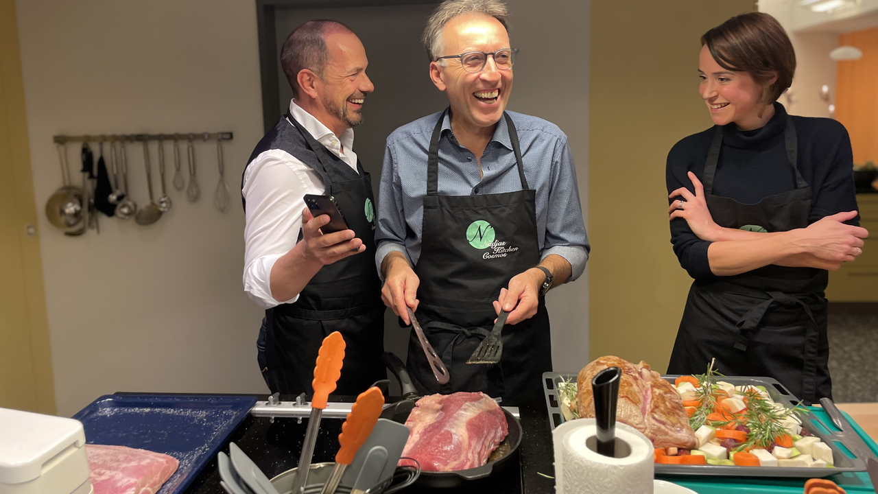 Kochevent Basel Teambildung mit kulinarischer Erfolgsgarantie. "Wir werden gemeinsam alle Speisen von Grund auf frisch zubereiten und mit natürlichen Zutaten aus Wald und Wiese ergänzen. Die Rezepte sind einfach, verständlich und auch für Ihre Küche zuhause geeignet."