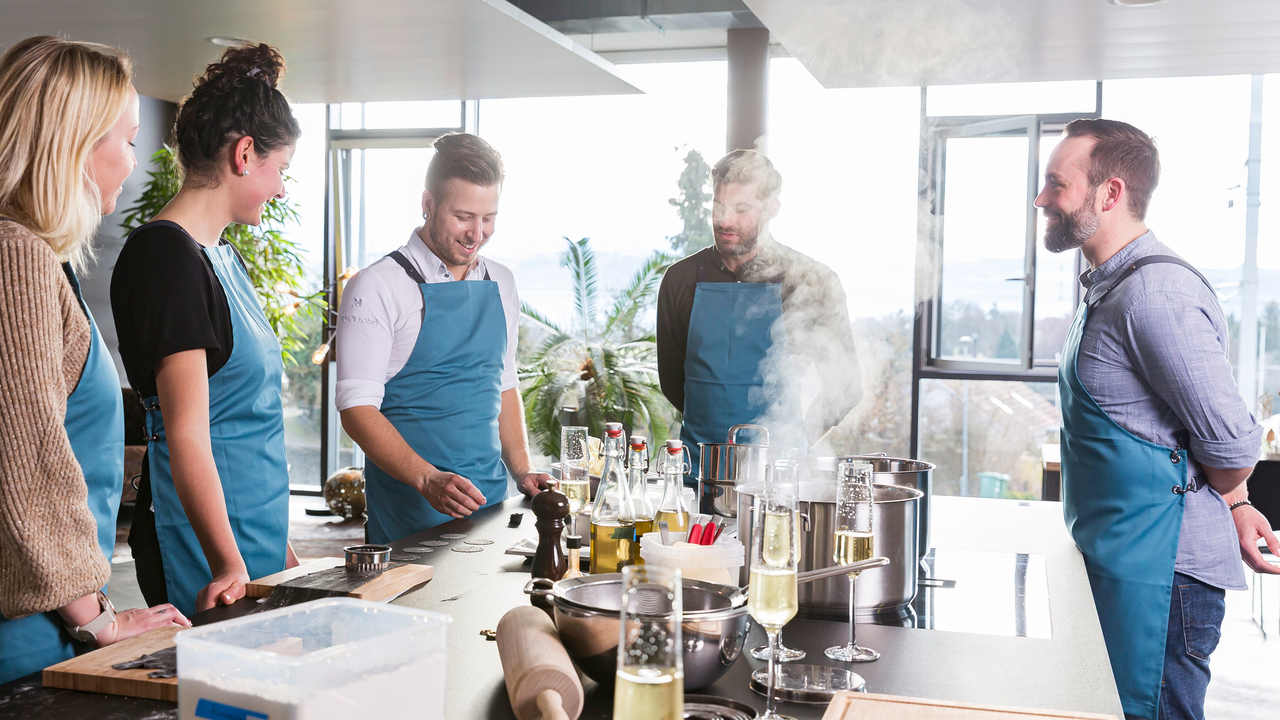 Teamkochen Bern Gourmet Egal, ob ihr den Spinat knapp von einem Nüsslisalat unterscheiden könnt oder ob ihr die Zabaione im Schlaf hinschneebeselt. Euer Profi-Kochlehrer gibt Tipps und Tricks weiter an Hobbyköche und Feinschmeckerinnen auf jedem Niveau.