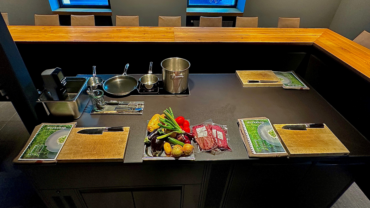 Kochkurs Biel Beim Kochen bleibt die Zeit stehen. Man taucht in eine andere Dimension ein. Und nicht nur das: Mit den Resultaten kann man andere begeistern – sofern man über ein gewisses Know-how verfügt. Letzteres vermitteln wir Ihnen in unseren beliebten Kochkursen.