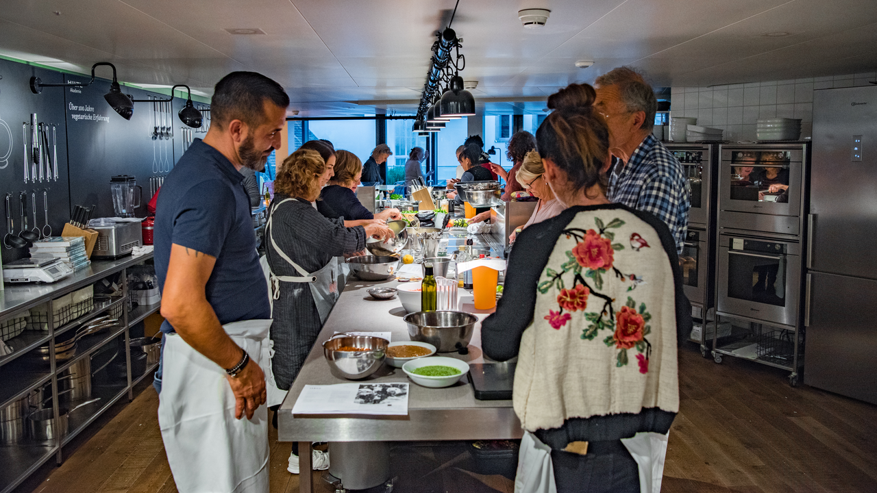 Vegetarisch Kochen Zürich Ob für ein erlebnisreiches Teambuilding, einen exklusiven Kundenevent oder eine ausgefallene Geburtstags- oder Unternehmensfeier: Gemeinsames Kochen und Geniessen bietet für jeden Anlass den perfekten Rahmen. Ob gross oder klein, privat oder geschäftlich – wir finden für Sie bestimmt ein passendes und unvergessliches Erlebnis. Auf Wunsch führen wir unsere Anlässe auch in englischer Sprache durch.
