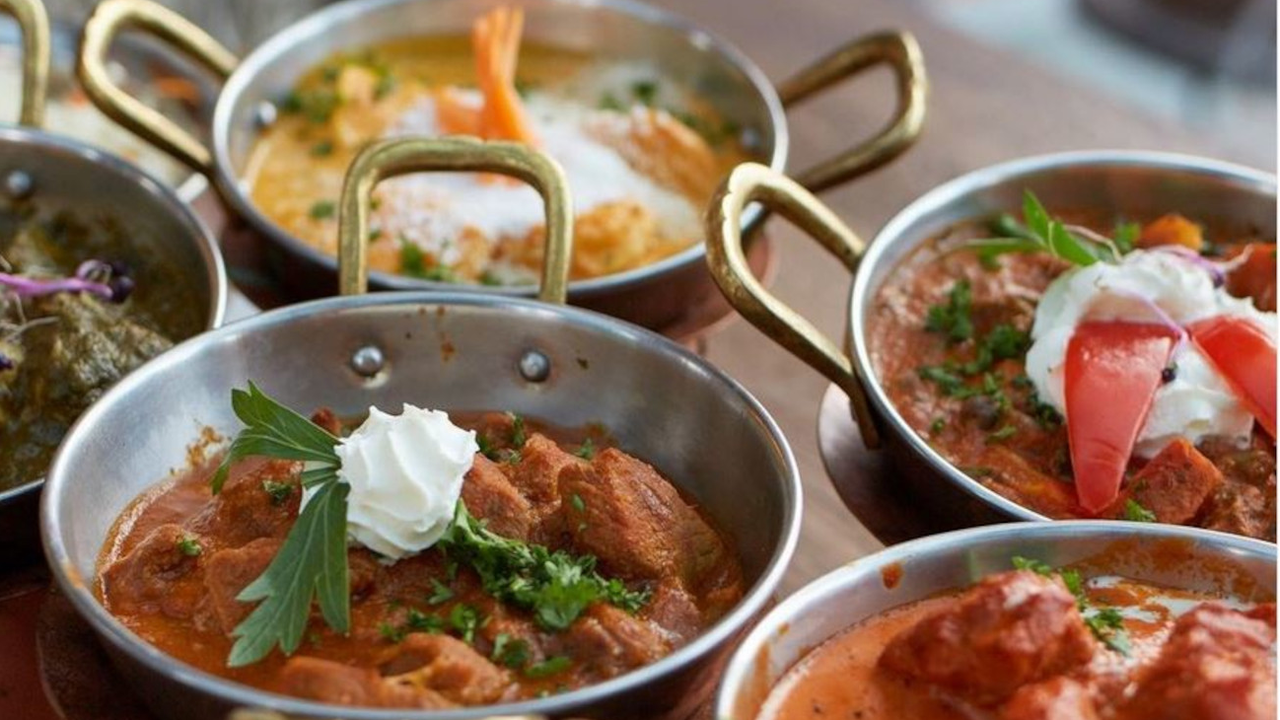 Kochevent Solothurn: Die Indische Küche ist in erster Linie bekannt für ihre zauberhaften Curry-Gerichte, doch die indische Kulinarik-Welt hat weit mehr zu bieten. Tauchen Sie bei diesem Kochevent ein ins vielseitige, duftende und aromatische Reich der Indischen Küche. Ein spannendes und schmackhaftes Teamerlebnis. Dieser Event ist nur Sonntag, Montag und Dienstag möglich.