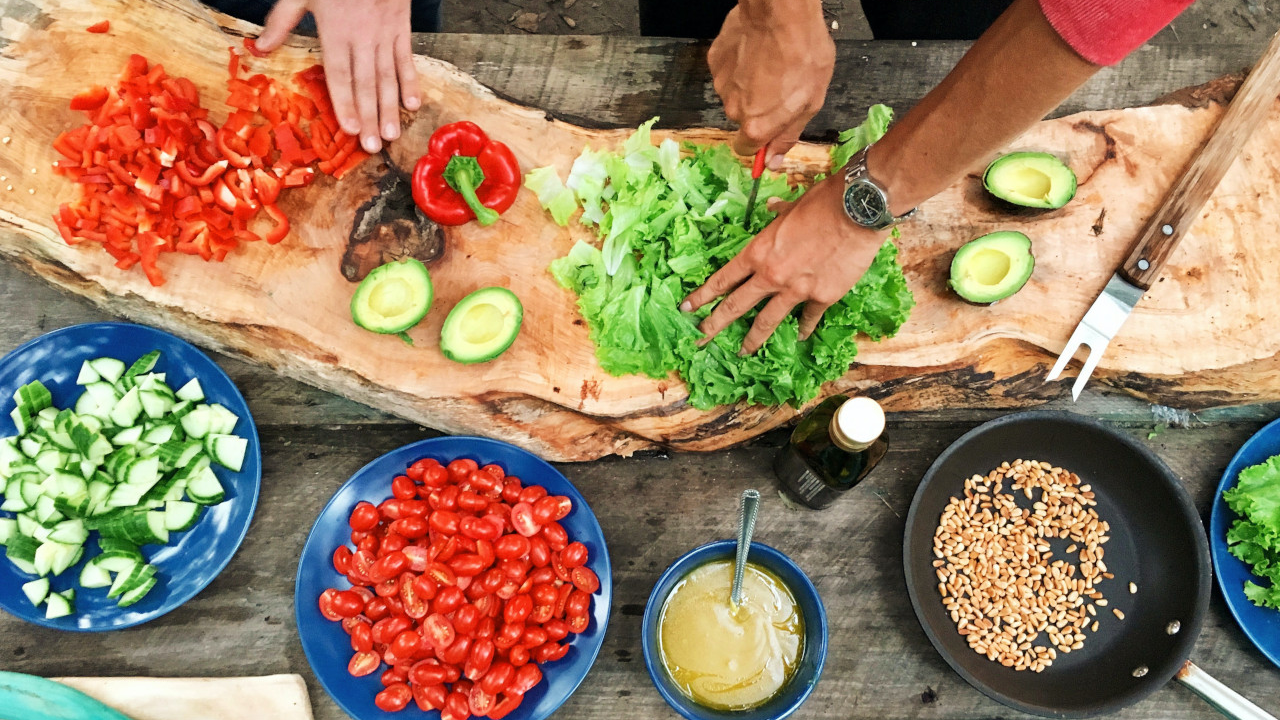 Indischer Kochkurs Wir verführen Sie nach Indien! Kochen Sie mit Ihrem Team verschiedene authentische, indische Gerichte und geniessen Sie die Köstlichkeiten. Vegetarisch, vegan oder nach Wunsch auch mit Fleisch. Der Koch-Event ist nur an Werktagen zwischen 13-16 Uhr möglich.