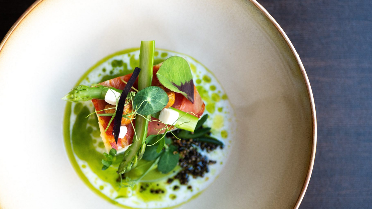 Kochkurs Bern Weiterbilden in der Küche? Kein Problem wir bieten vielfältige Kurse und Teambuilding Events an. Vegetarisch und Vegan ans Ziel / Fische & Meerestiere frisch vom Markt / Die Aperohäppchen mit denen du zum Star wirst / Dessertkreationen mit Likörs / Teambuilding Olympiade, Kämpf dich im Team zum Sieg.