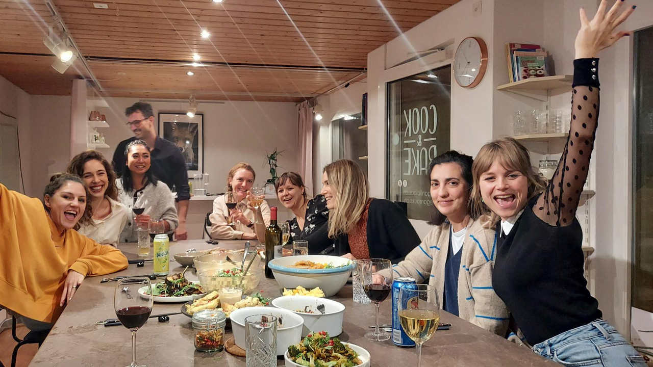 Lerne eine unkomplizierte und kreative Kochart kennen! Starte in ein Abenteuer am Herd und lass uns gemeinsam die Küche rocken. Einen Nachmittag in der Küche, ein gemeinsam zubereitetes Dinner zum Jahresende oder ein Mittagessen unter dem Thema Gesundheitsförderung, die Möglichkeiten für Ihre Gruppe sind vielseitig.