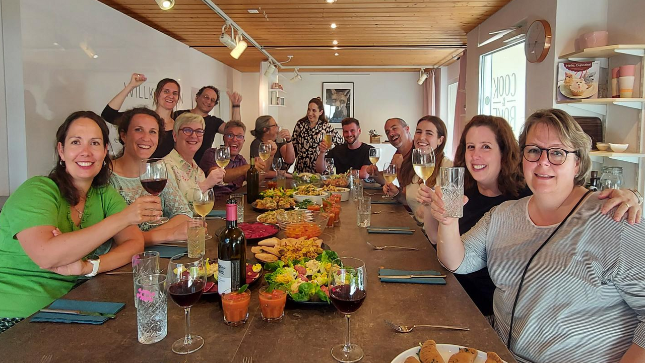 Kochkurs nachhaltig & vegan Lerne eine unkomplizierte und kreative Kochart kennen! Starte in ein Abenteuer am Herd und lass uns gemeinsam die Küche rocken. Einen Nachmittag in der Küche, ein gemeinsam zubereitetes Dinner zum Jahresende oder ein Mittagessen unter dem Thema Gesundheitsförderung, die Möglichkeiten für Ihre Gruppe sind vielseitig.
