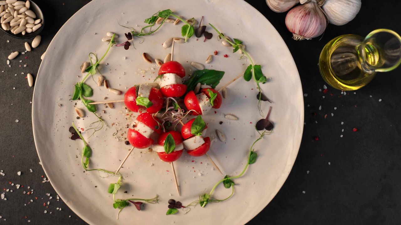 Lerne eine unkomplizierte und kreative Kochart kennen! Starte in ein Abenteuer am Herd und lass uns gemeinsam die Küche rocken. Einen Nachmittag in der Küche, ein gemeinsam zubereitetes Dinner zum Jahresende oder ein Mittagessen unter dem Thema Gesundheitsförderung, die Möglichkeiten für Ihre Gruppe sind vielseitig.