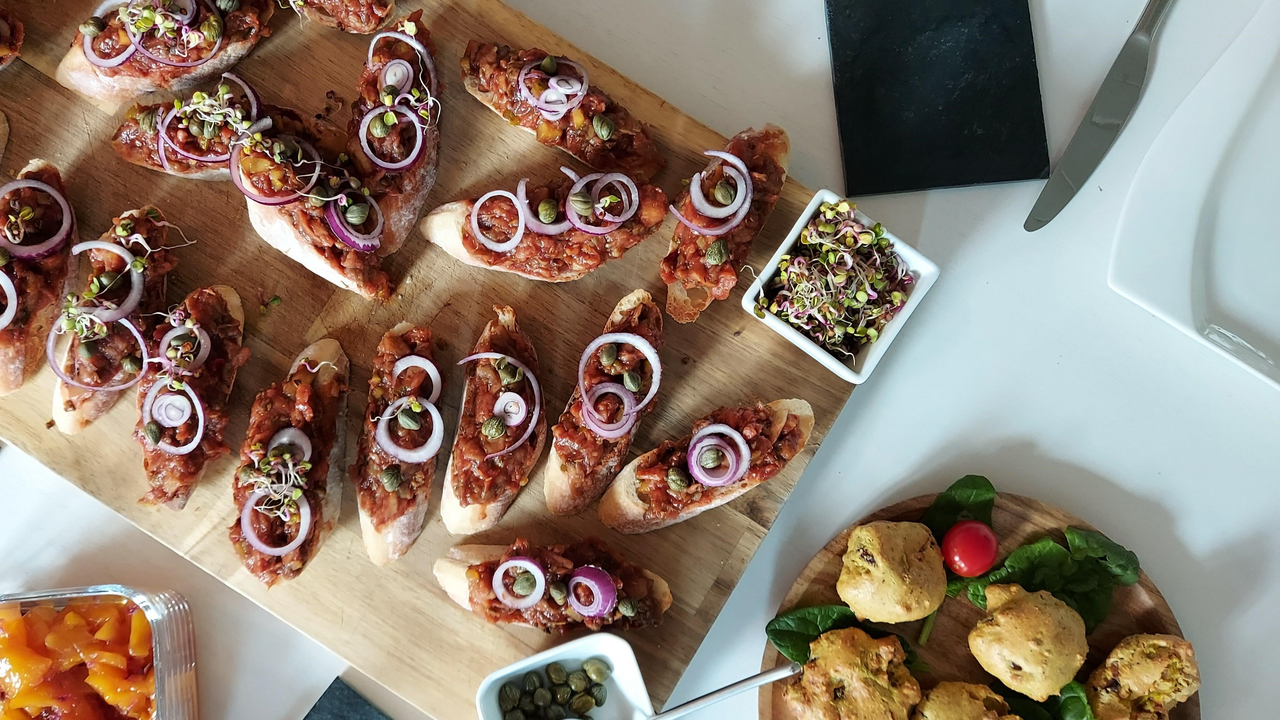 Lerne eine unkomplizierte und kreative Kochart kennen! Starte in ein Abenteuer am Herd und lass uns gemeinsam die Küche rocken. Einen Nachmittag in der Küche, ein gemeinsam zubereitetes Dinner zum Jahresende oder ein Mittagessen unter dem Thema Gesundheitsförderung, die Möglichkeiten für Ihre Gruppe sind vielseitig.