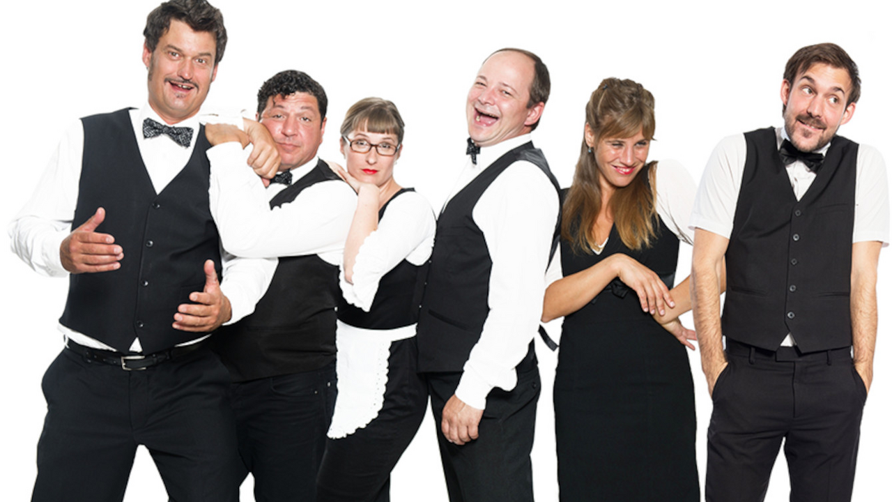 Komische Kellner Unsere komischen Kellner – das ideale Highlight für jede Gesellschaft! Unser Comedy-Kellner-Team zeichnet sich von Anfang an durch situatives Gespür und Fingerspitzengefühl aus. Die Unterhaltung beginnt dezent und unaufdringlich, sodass Ihre Gäste anfangs kaum merken, dass sie sich inmitten einer humorvollen Inszenierung befinden.