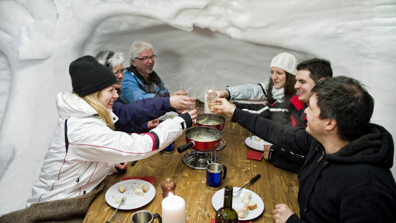 Erleben Sie die Winteridylle des Stockhorns auf einer geführten Schneeschuhtour und geniessen Sie anschliessend ein wärmendes Fondue im Stockhorn Iglu gleich neben dem gefrorenen Hinterstockensee.