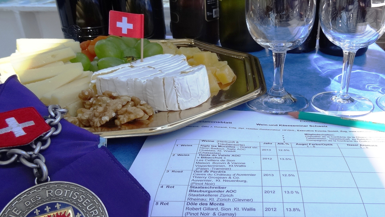Geniessen Sie nach einem anstrengenden Seminar- oder Arbeitstag die frische Brise und die traumhafte Landschaft auf dem See. Unser Weinfachmann begeistert Sie während der Fahrt mit einem Seminar über Schweizer Weine. Dazu geniessen Sie passende Schweizer Käse.