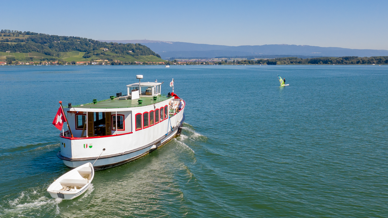 Murten-Schifffahrt für Gruppen Eine imposante Naturlandschaft prägt das ganze Drei-Seen-Gebiet. Erlebt unvergessliche Momente auf einer wunderschönen Seerundfahrt. Ihr könnt diese individuelle Fahrt mit einem Apéro, einem feinen Essen an Bord oder in einem charmanten Seerestaurant kombinieren. Alternativ bieten sich der Besuch eines Weinkellers oder eine Wanderung durch die Rebberge an. Wer Lust hat, kann auf Wunsch auch mitten auf dem See oder nahe einer Sandbank während der Fahrt ein Bad nehmen – ein echtes Highlight! Für besondere Anlässe wie Hochzeiten steht euch eine sehr persönliche nautische Zeremonie zur Verfügung – ein Event, das nachhaltig im Gedächtnis bleibt. Oder wie wäre es mit einem Business-Workshop auf dem Schiff? Die inspirierende Umgebung auf dem Wasser öffnet Perspektiven und regt Kreativität an. Moderne Infrastruktur kann auf Anfrage bereitgestellt werden.
