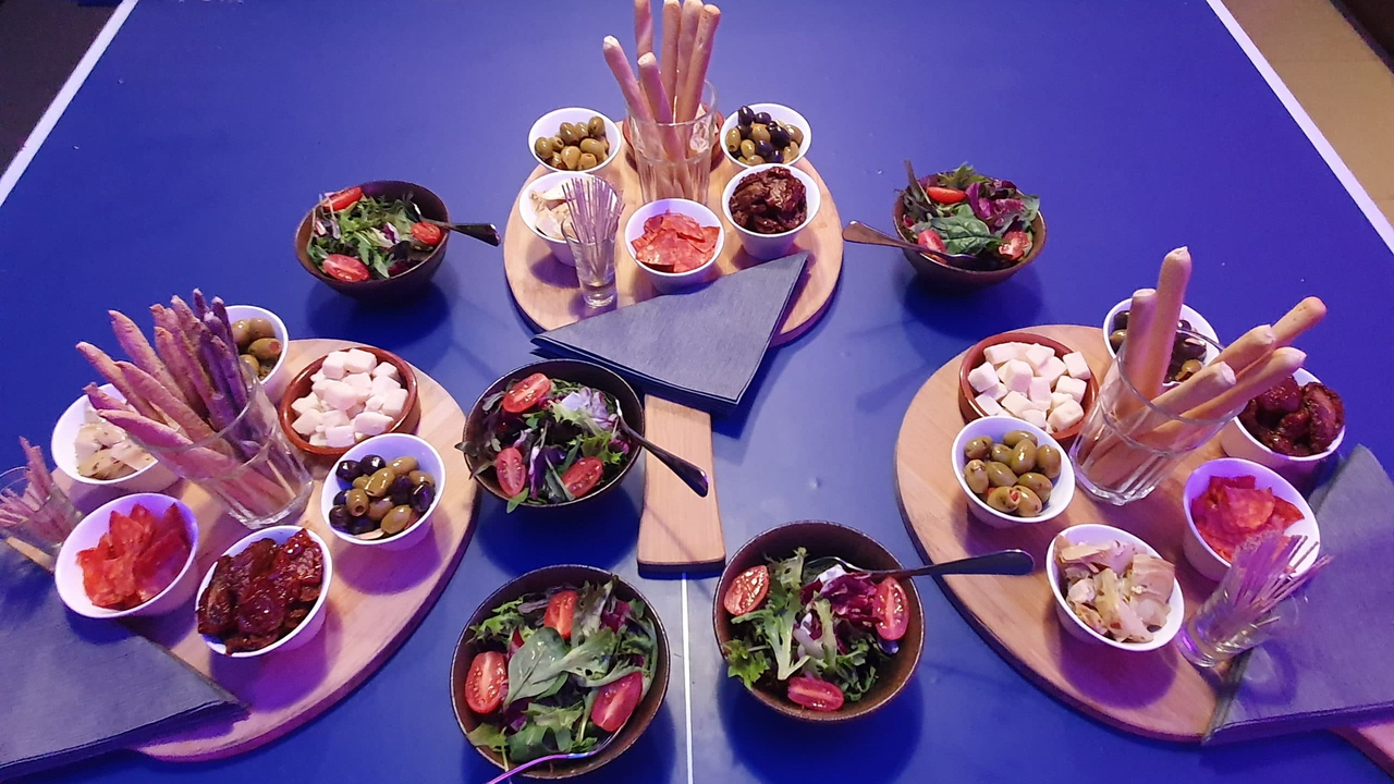 Ping Pong Teamevent Oerlikon Spielen Sie an bis zu 15 Pingpong-Tischen und geniessen Sie gemütliche Stunden an der Bar. Beim lockeren Rundlauf geniessen Sie ein kühles Getränk und spielt Pingpong. Wer die Herausforderung sucht, kann sich an einem der mehereren professionellen Ping Pong Tischen sportlich austoben. Samstag geschlossen.