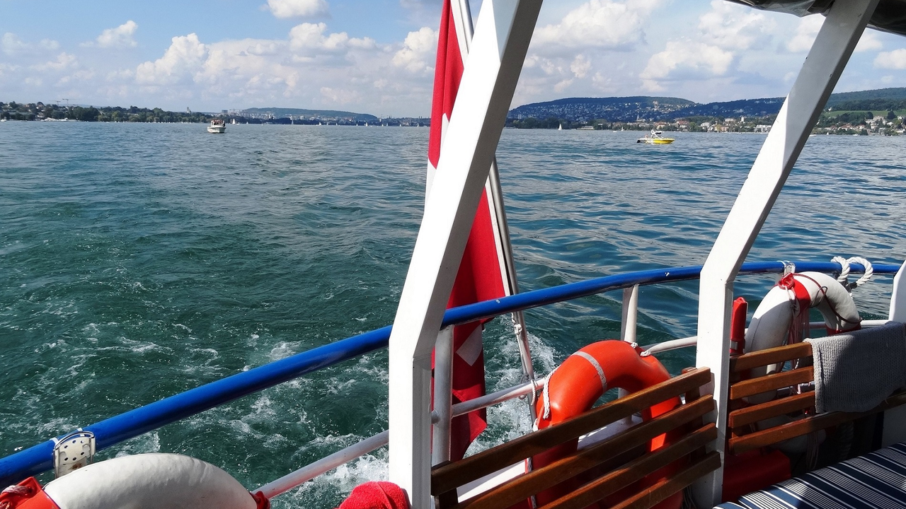 Schifffahrt mit Weinseminar und Käse Luzern Geniessen Sie nach einem anstrengenden Seminar- oder Arbeitstag die frische Brise und die traumhafte Landschaft auf dem See. Unser Weinfachmann begeistert Sie während der Fahrt mit einem Seminar über Schweizer Weine. Dazu geniessen Sie passende Schweizer Käse.