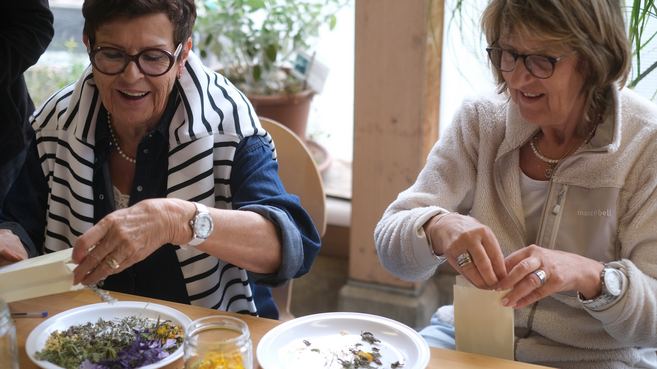 Hoch über dem Brienzersee, eingebettet in eine einzigartige Permakulturlandschaft, erwartet Sie ein duftendes und geschmackvolles Erlebnis: Unser Kräuter-Tee-Workshop führt auf einer sinnlichen Entdeckungsreise durch die Vielfalt unserer Bergkräuter – vom aromatischen Klassiker bis zur überraschenden Rarität. Ab dem ersten Schritt in den Kräuterterrassen umhüllt Sie der betörende Duft von Muskatellersalbei, Melisse, Bergbohnenkraut und vielen weiteren Pflanzen. Hier gedeihen unzählige Kräuter in reiner Bergluft, von Hand gepflegt und geerntet. Die Höhenlage und die intensive Sonneneinstrahlung lassen besonders aromatische und wirkstoffreiche Pflanzen entstehen.
