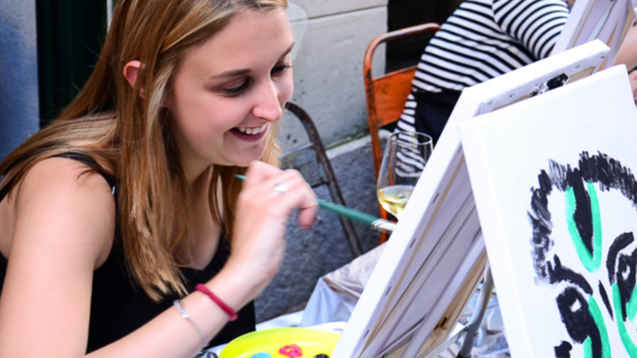 Art Team Event Pinsel, Farbe, Staffelei und ein professioneller Künstler – wir kommen mit allem, was man für eine Artnight braucht, in die Location eurer Wahl. Gemeinsam malen wir, was euch als Team zusammenschweisst – ein Porträt vom Chef oder auch viele kleine Bilder, die zukünftig eine Wand in eurem Büro dekorieren. So sieht kreatives Team-Building aus.