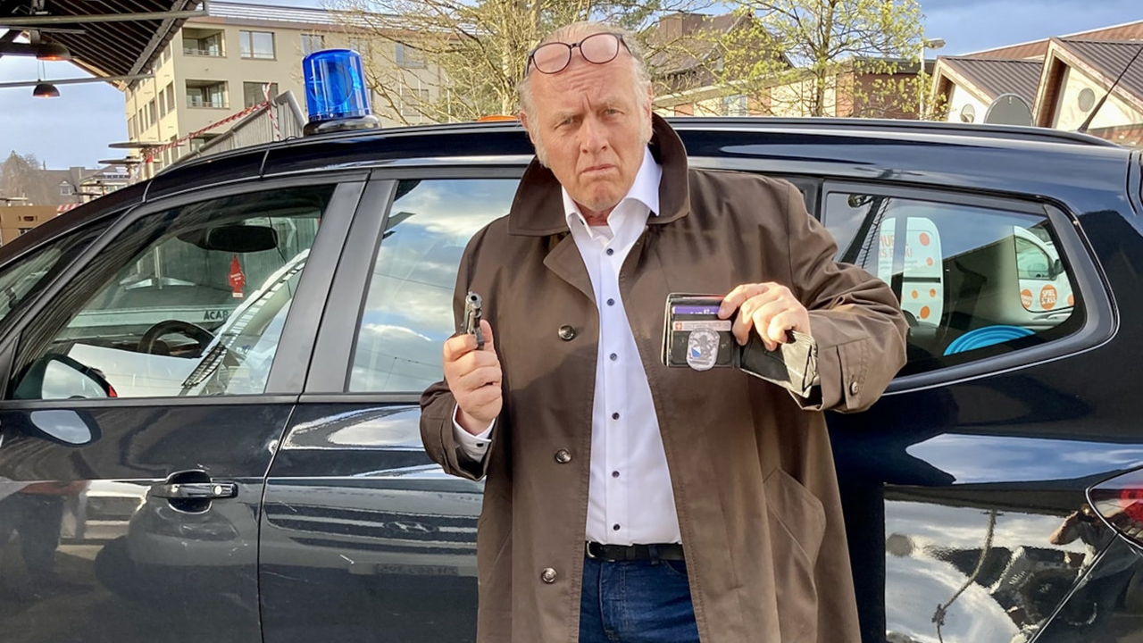 Krimi Dinner Firmenevent Liebe Hobbydetektive und Krimibegeisterte, wenn Ihnen das einfache Essen gehen zu unspektakulär erscheint und Sie sich nach etwas mehr Nervenkitzel sehnen, dann sind Sie bei uns genau an der richtigen Stelle! Schon bald werden sich die Ereignisse überschlagen, und es wird zu einem tragischen Vorfall kommen. Wir bieten Ihnen eine fesselnde Kombination aus Erlebnisgastronomie und interaktivem Theater. Während Sie kulinarische Höhepunkte geniessen, haben Sie die Möglichkeit, aktiv an der Aufklärung eines spannenden, rasanten und humorvollen Krimis mitzuwirken. Dieser besondere Abend wird durch eine gehörige Portion Humor abgerundet, und selbstverständlich erwartet Sie am Ende ein verlockendes Dessert.