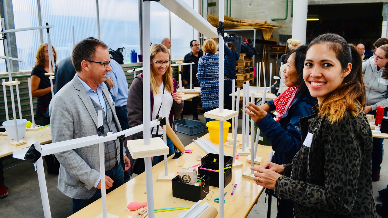 Kettenreaktions-Workshop Die Kugel rollt und rollt und rollt. Aus einfachen Materialien bauen Teams à 4 Personen einen Abschnitt der Kettenreaktion. Sind alle Abschnitte fertig, werden Schnittstellen gebaut und mit den anderen verbunden. Der Kreativität sind dabei keine Grenzen gesetzt.