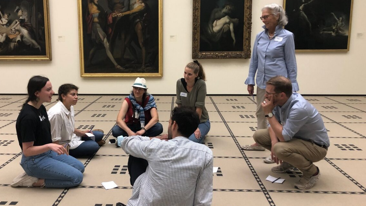 Teamevent Let's inspire Teamevent let's inspire - Inspiration und Zusammenhalt für Teams aus Firmen & Organisationen bietet eine einzigartige Möglichkeit, den Teamgeist zu stärken und neue Perspektiven zu entdecken. Durch eine kreative Verbindung von Kunst und spielerischen Elementen werden authentische Inspirationsmomente geschaffen, die dazu dienen, persönliche Erfahrungen und Ansichten zu teilen und gemeinsame Teamvorsätze zu entwickeln. Diese außergewöhnliche Teambindungs-Aktivität fördert den Austausch unter den Teammitgliedern und ermutigt dazu, gemeinsam an neuen Ideen für den Arbeitsalltag zu arbeiten.