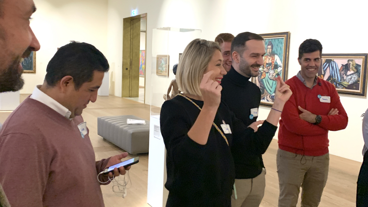 Teamevent Let's inspire Teamevent let's inspire - Inspiration und Zusammenhalt für Teams aus Firmen & Organisationen bietet eine einzigartige Möglichkeit, den Teamgeist zu stärken und neue Perspektiven zu entdecken. Durch eine kreative Verbindung von Kunst und spielerischen Elementen werden authentische Inspirationsmomente geschaffen, die dazu dienen, persönliche Erfahrungen und Ansichten zu teilen und gemeinsame Teamvorsätze zu entwickeln. Diese außergewöhnliche Teambindungs-Aktivität fördert den Austausch unter den Teammitgliedern und ermutigt dazu, gemeinsam an neuen Ideen für den Arbeitsalltag zu arbeiten.