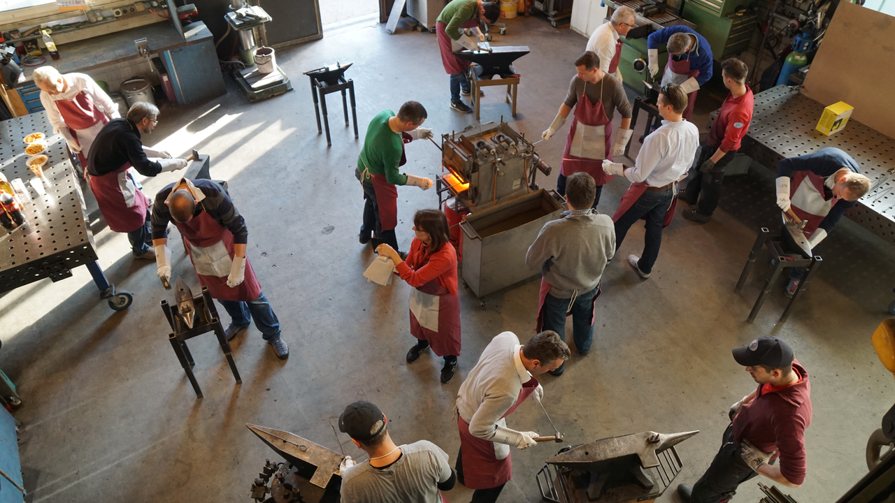 Schmiede-Event: Besuchen Sie uns in der Kunstschmiede Appenzell und lernen Sie das uralte Handwerk der Schmiedekunst kennen. Versuchen Sie sich mit Hammer und Zange am Amboss und kreieren Sie Ihr eigenes Unikat.