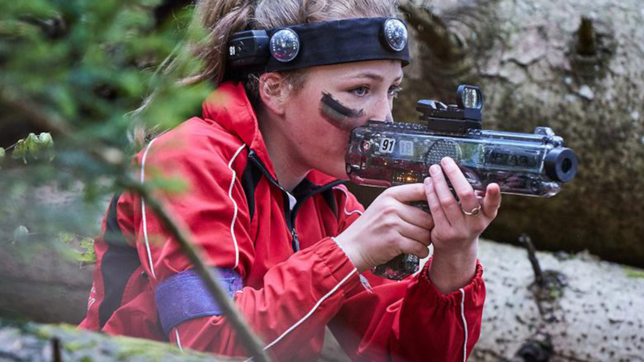 Lasergame im Wald Einfach zu bedienen und zu installieren, kann das Lasergame überall gespielt werden, bis zu 26 Personen gleichzeitig. Speziell für den Aussenbereich konzipiert, kann es aber auch drinnen gespielt werden, z.B. in einem Lagerhaus, einem Raum oder sogar… in ihrer eigenen Firma!