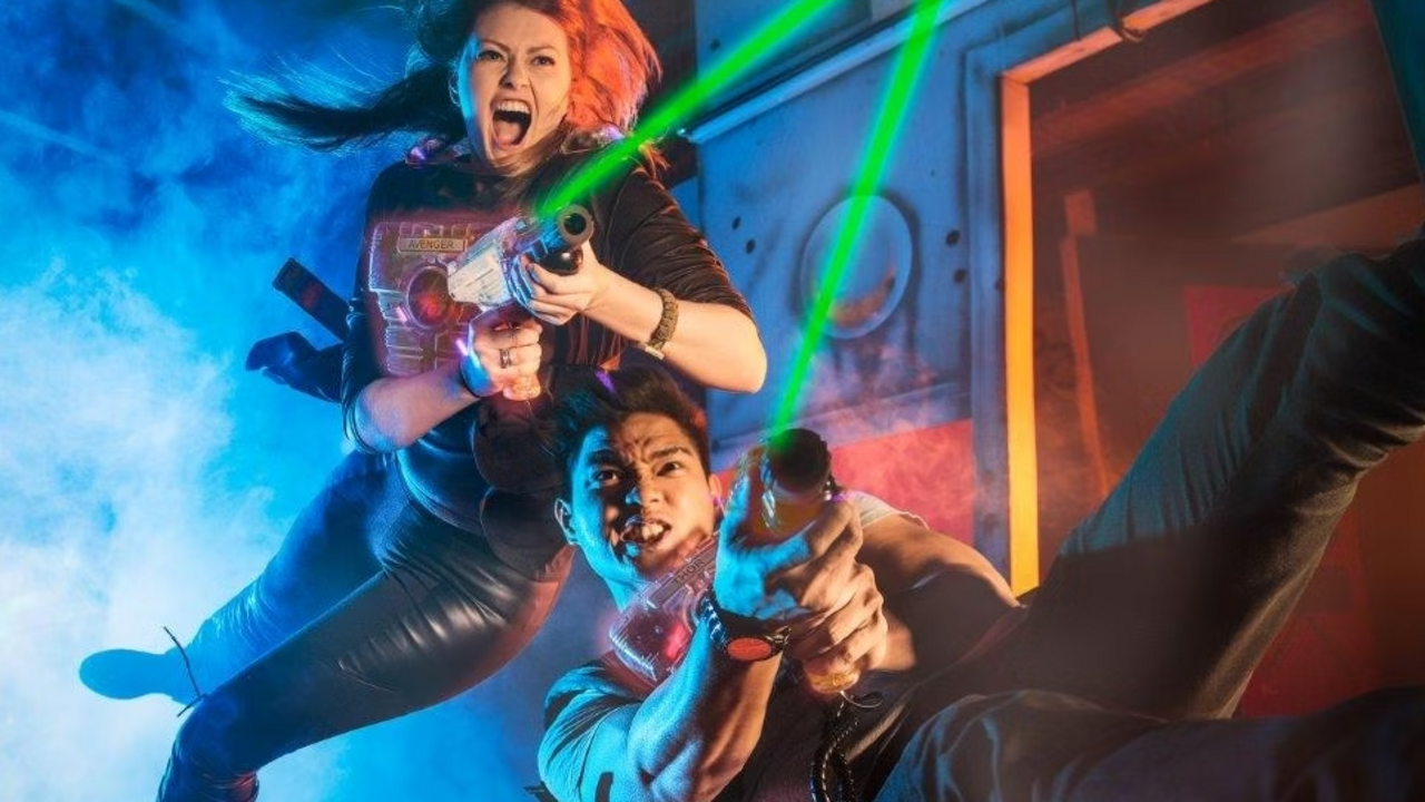 Lasertag Basel - Teambuilding mit Apéro und Catering Treten sie in unserer über 300 Quadratmeter grossen Arena ein und spielen sie in zwei Gruppen gegeneinander. Benutzen sie dabei unsere Rückschlagsgewehre, wo jede Waffe ihr eigenes Feedback hat. Von der mächtigen Shotgun bis hin zu der tödlichen Kreiskettensäge, in unserem Sortiment an Waffen werden sie bestimmt ihren Favoriten finden. Ihr kämpft zusammen in der Mitte der Wüste, überrannten Städten oder gegeneinander in verschiedenen Arenen. Dabei können sie auch ihre Gegner von dem Helikopter aus mit Scharfschützengewehren abschiessen oder eine Kamikaze-Drohne kontrollieren.