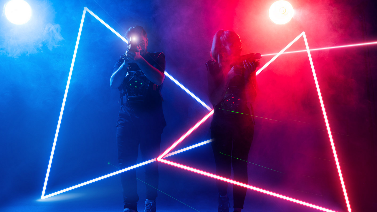 Lasertag, ein spannender Indoor-Trendsport, findet in einer futuristischen Umgebung statt, in der Teams gegeneinander antreten. Die Spielstätte, bekannt als Lasertag-Arena oder -Halle, ist in verschiedene Themenbereiche oder Parcours aufgeteilt, die als Lasertag-Areas bezeichnet werden. Eine Mischung aus Dunkelheit, fluoreszierendem Licht und einer fesselnden Soundkulisse schafft das perfekte Setting für ein mitreißendes Teamevent. Dabei werden die Herausforderungen und Spielziele je nach Alter und Vorlieben der Spieler angepasst.