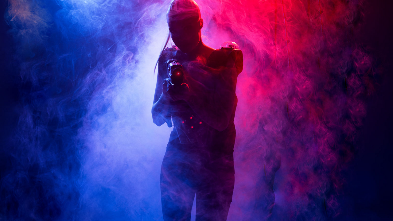 Lasertag Zürich Lasertag, ein spannender Indoor-Trendsport, findet in einer futuristischen Umgebung statt, in der Teams gegeneinander antreten. Die Spielstätte, bekannt als Lasertag-Arena oder -Halle, ist in verschiedene Themenbereiche oder Parcours aufgeteilt, die als Lasertag-Areas bezeichnet werden. Eine Mischung aus Dunkelheit, fluoreszierendem Licht und einer fesselnden Soundkulisse schafft das perfekte Setting für ein mitreißendes Teamevent. Dabei werden die Herausforderungen und Spielziele je nach Alter und Vorlieben der Spieler angepasst.